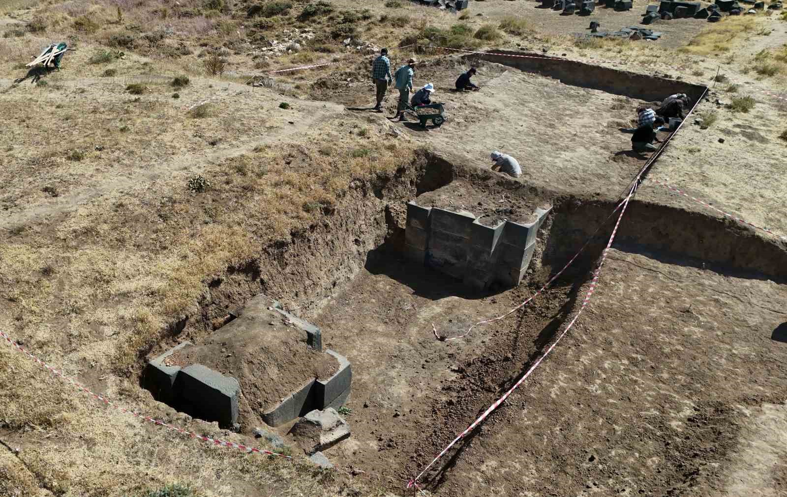 2 bin 300 rakımdaki Kef Kalesi kazısında Urartu’nun izleri araştırılıyor