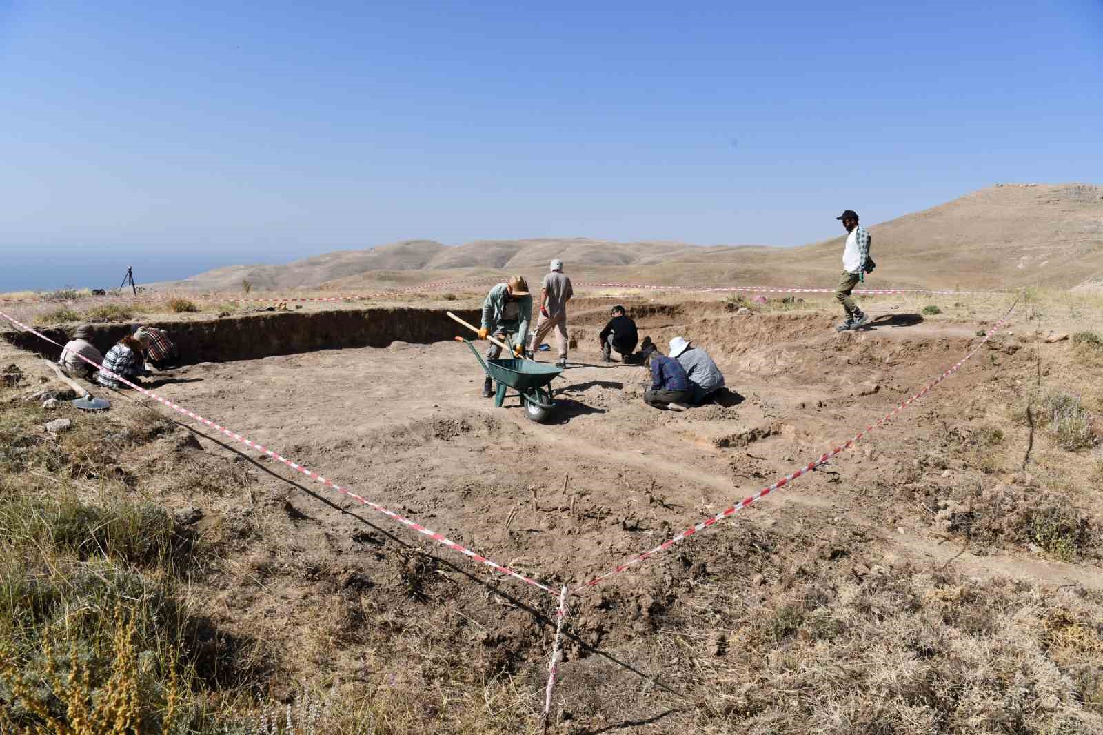 2 bin 300 rakımdaki Kef Kalesi kazısında Urartu’nun izleri araştırılıyor