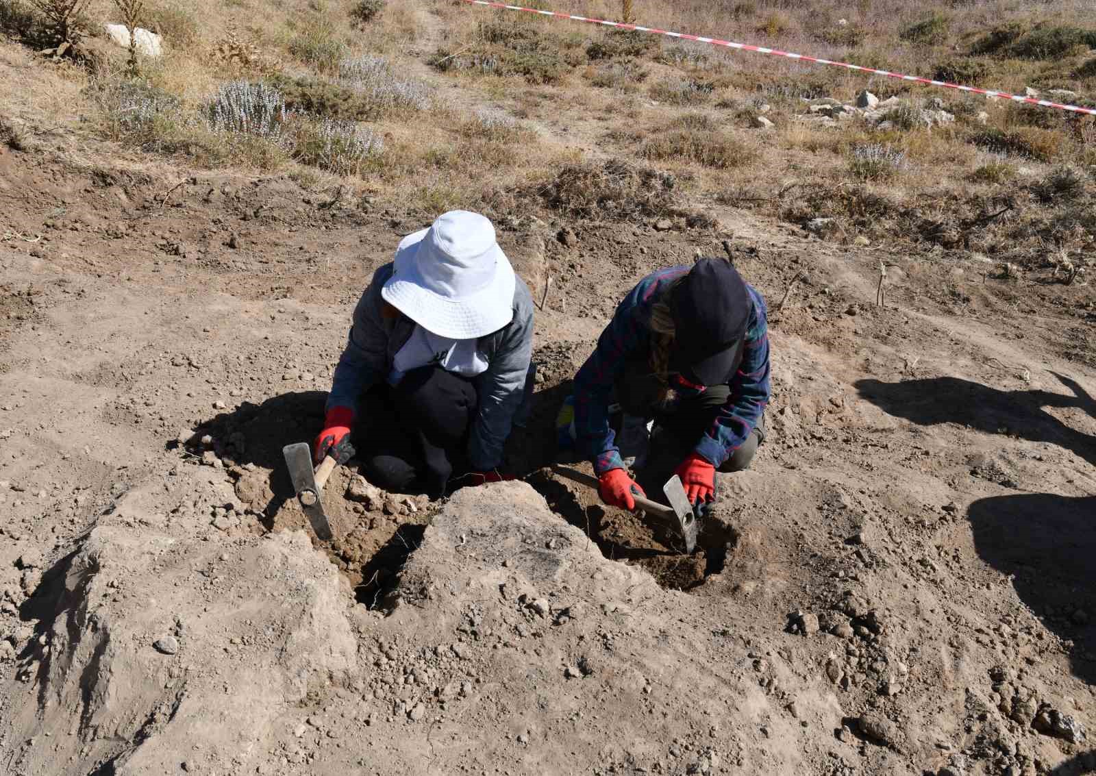 2 bin 300 rakımdaki Kef Kalesi kazısında Urartu’nun izleri araştırılıyor