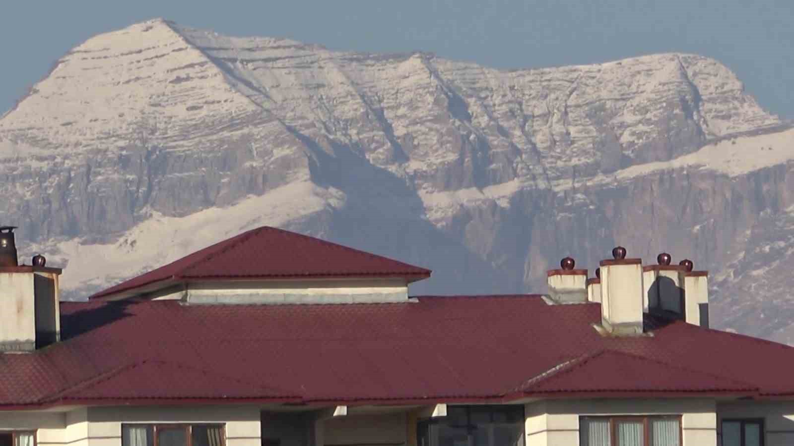 Cilo Dağlarına mevsimin ilk karı düştü