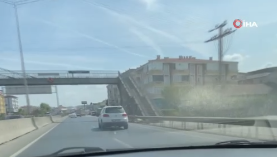 Kucağında çocuğuna cip sürdürdü