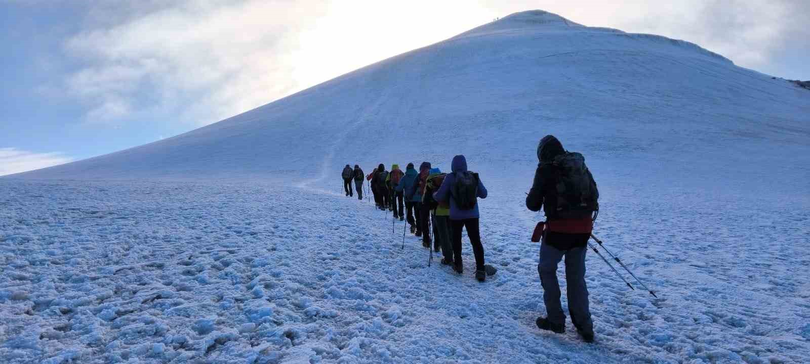 Dağcıların zorlu tırmanışı