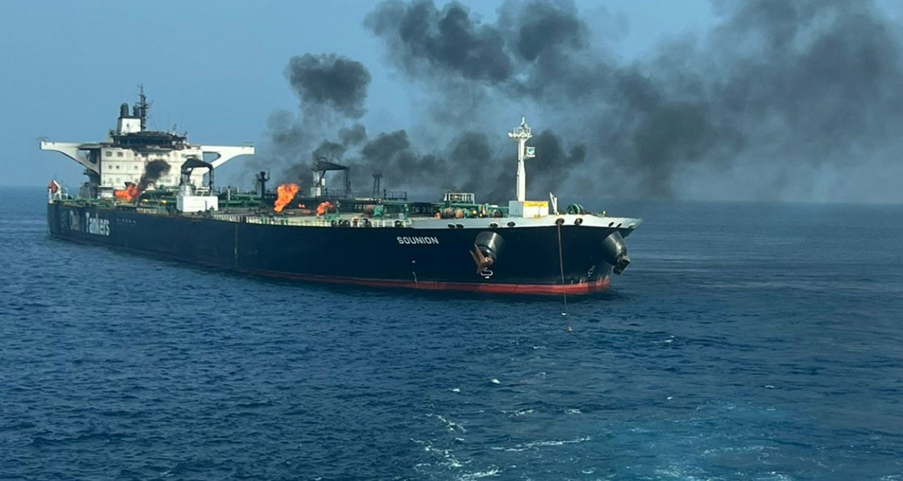 Kızıldeniz’de vurulan petrol tankeri 28 gün sonra güvenli bölgeye çekildi