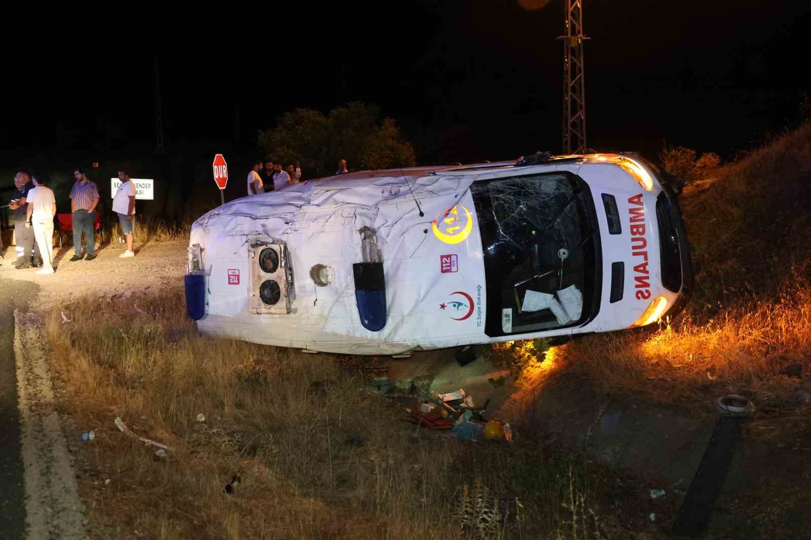 Elazığ’da ambulans şarampole devrildi: 3 sağlık çalışanı yaralandı