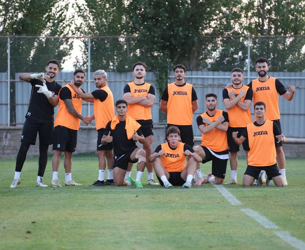 Elazığspor, pazar günü oynanacak maç için 21 futbolcuyla Van’a geldi