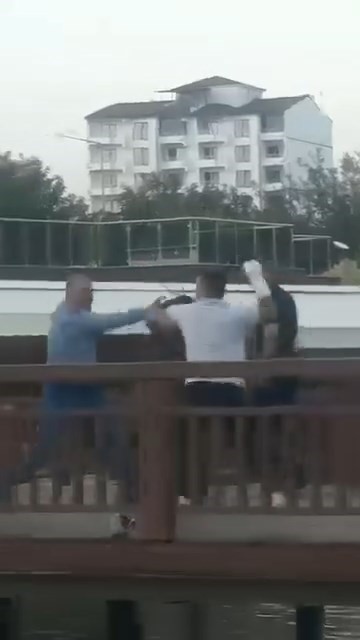 Elinin alçılı olmasına rağmen kavga etti