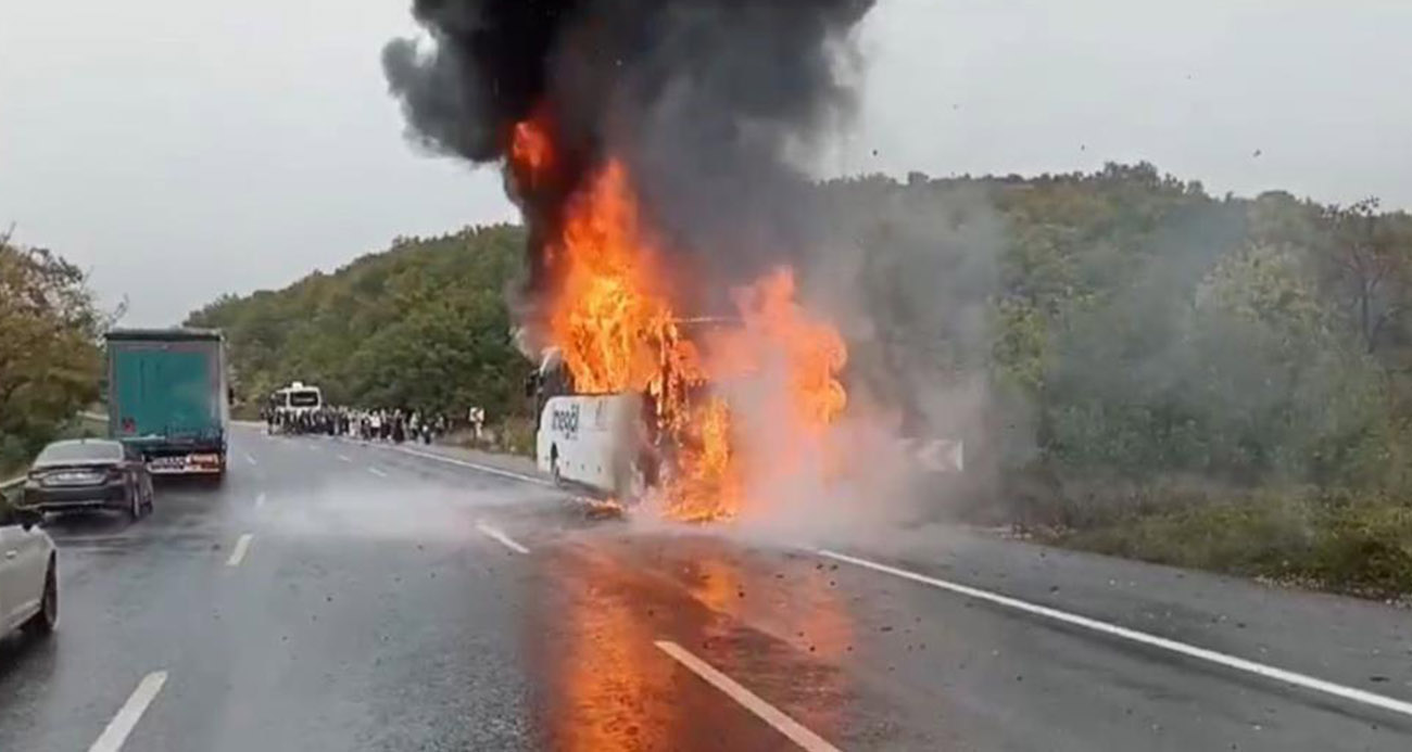 Yolcu otobüsü alev topuna döndü, yolcular tahliye edildi