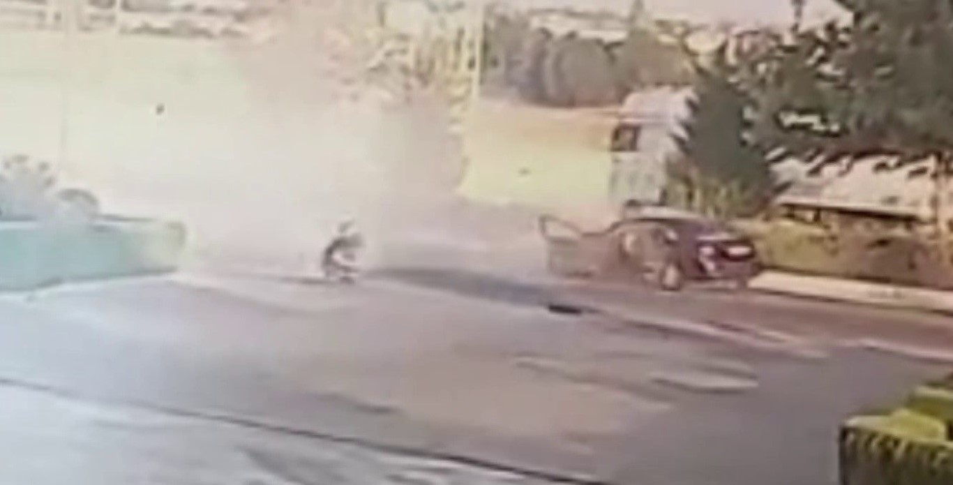 İki otomobilin çarpıştığı kazada facianın eşiğinden dönüldü