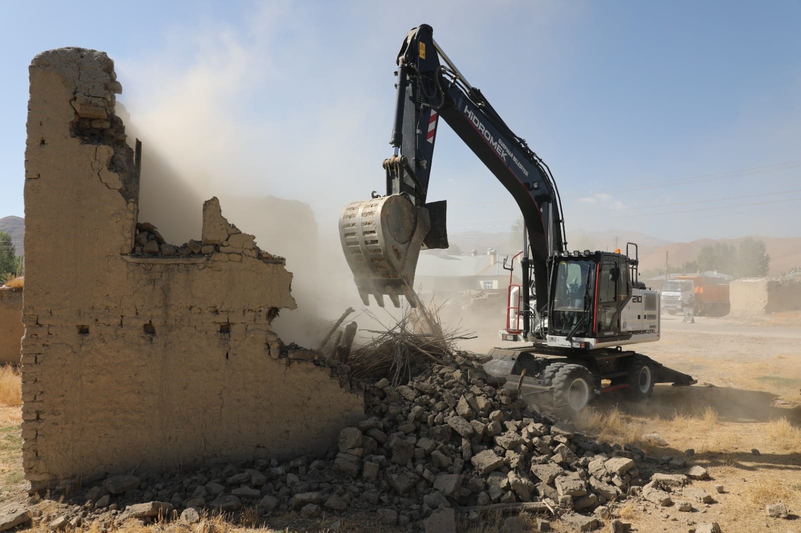 Gürpınar’da Metruk Binalar Yıkılıyor, Güvenli Yaşam Alanları Oluşturuluyor