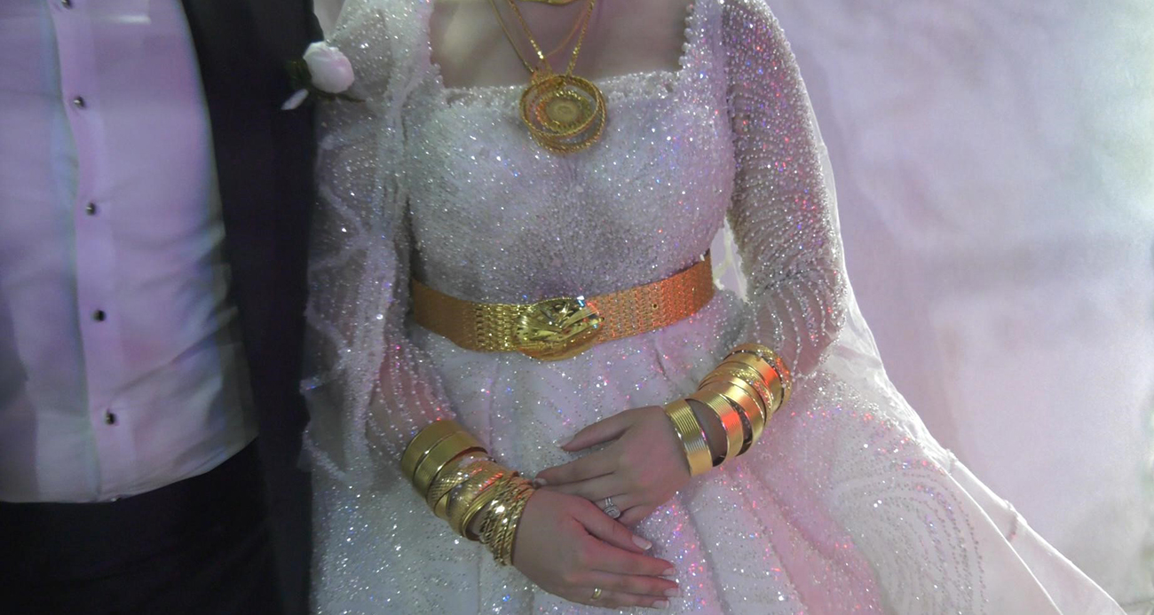 Geline kilolarca altın, damada milyonlarca TL takıldı