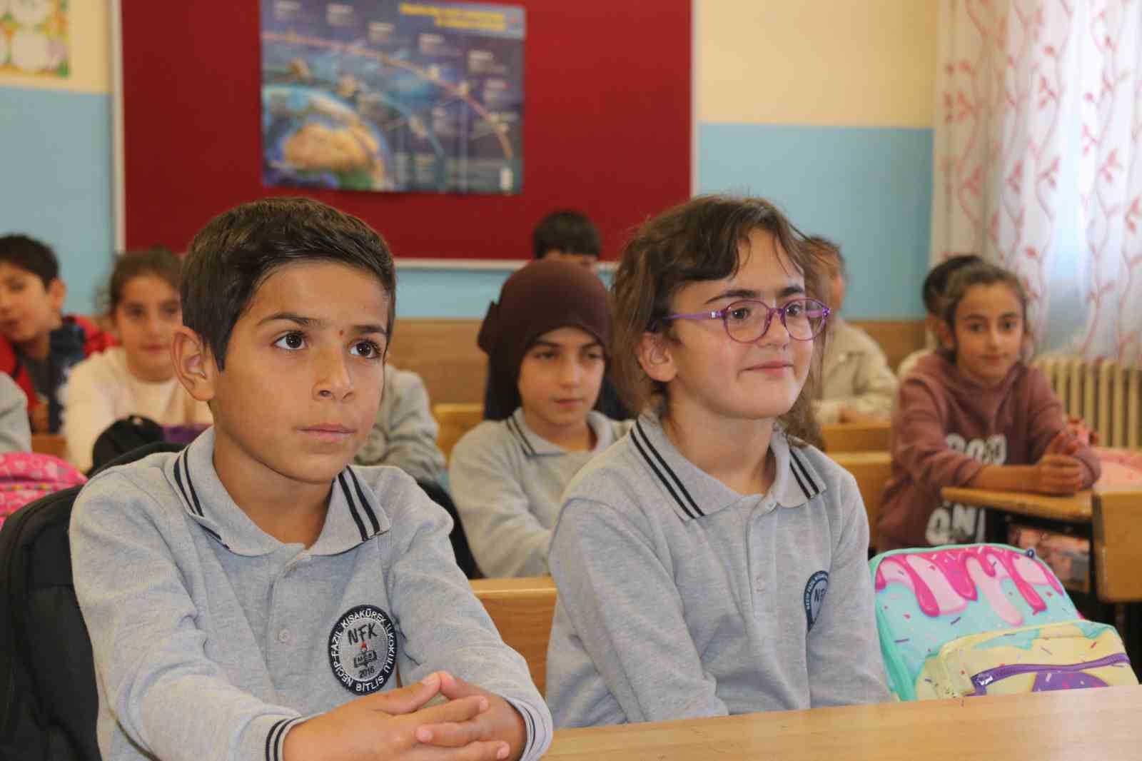 Göz sağlığına kavuşan minik Ada ders başı yaptı