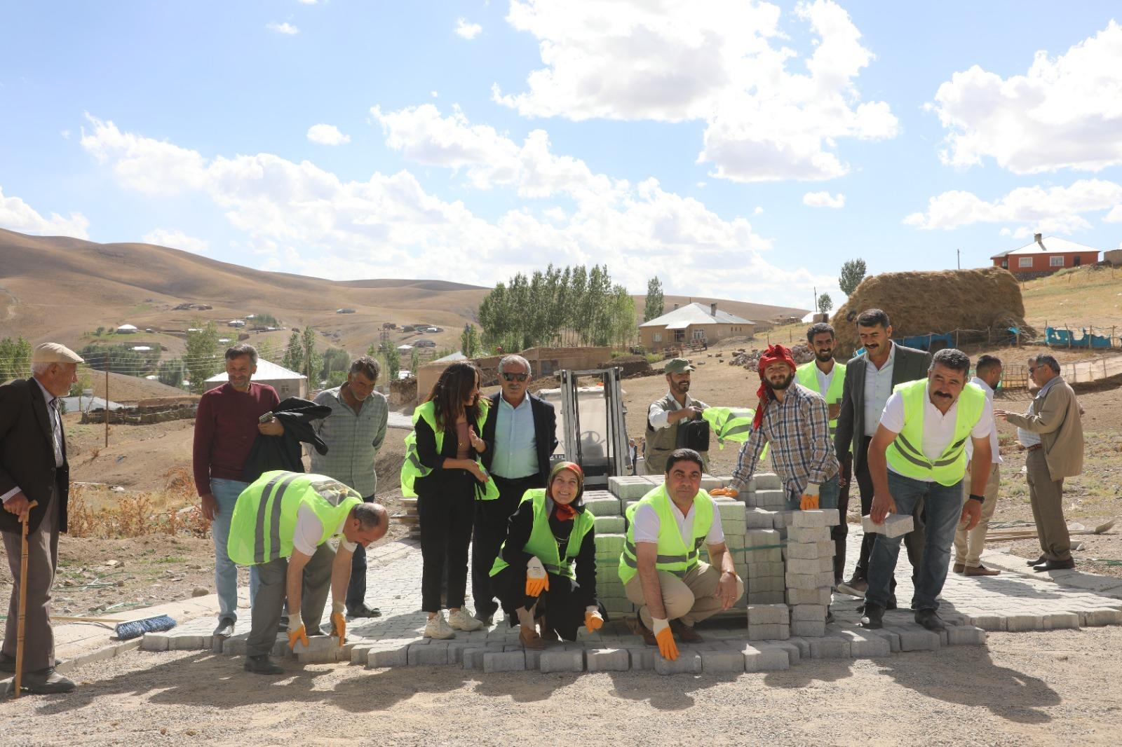 Gürpınar’ın Topsakal Mahallesi Parke Taşlarıyla Buluşuyor, Yaşam Kalitesi Artıyor