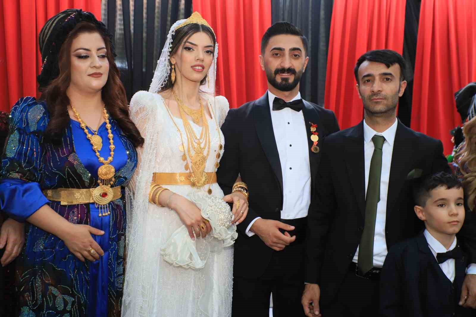 Hakkari’de aşiret düğünü! 5 kilo altın ve 5 milyon TL takıldı