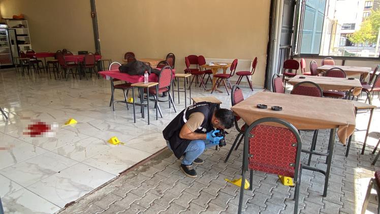 Kahvehanede oturan husumetlilerine kurşun yağdırdılar