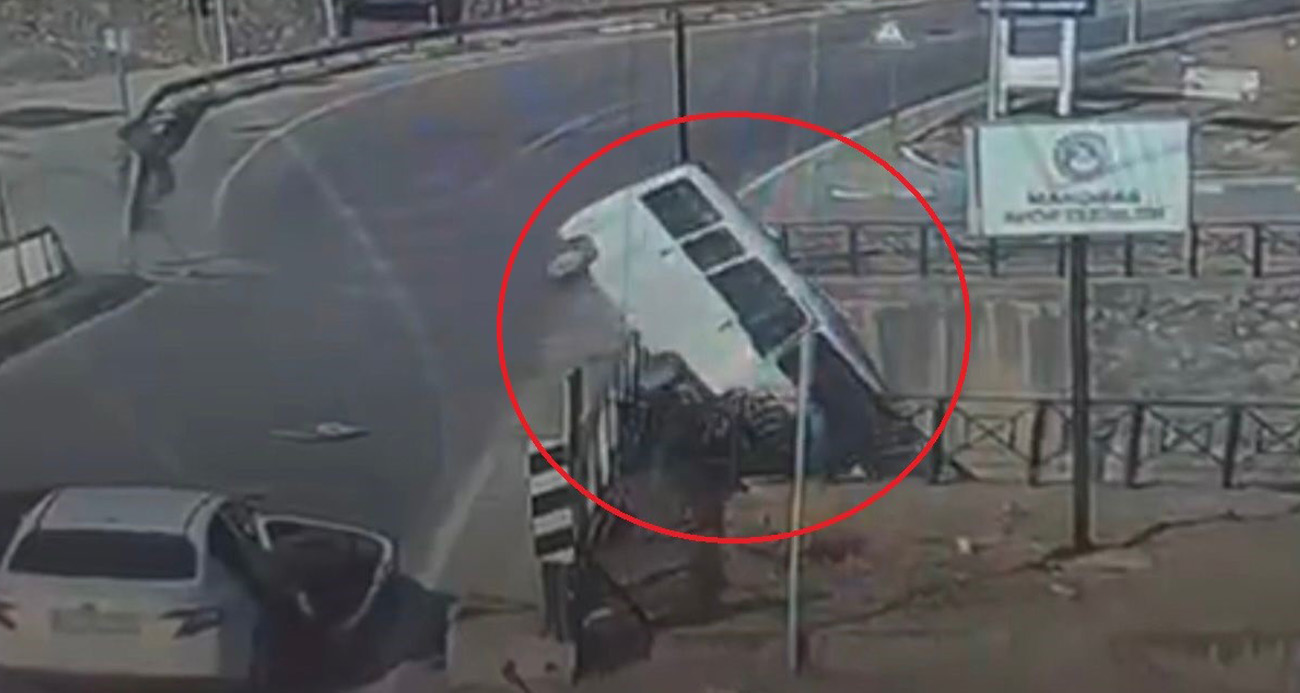 Yolcu minibüsü dereye uçtu