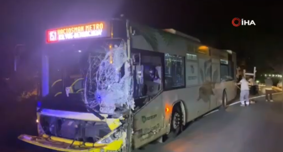 İETT otobüsü ile minibüs kafa kafaya çarpıştı