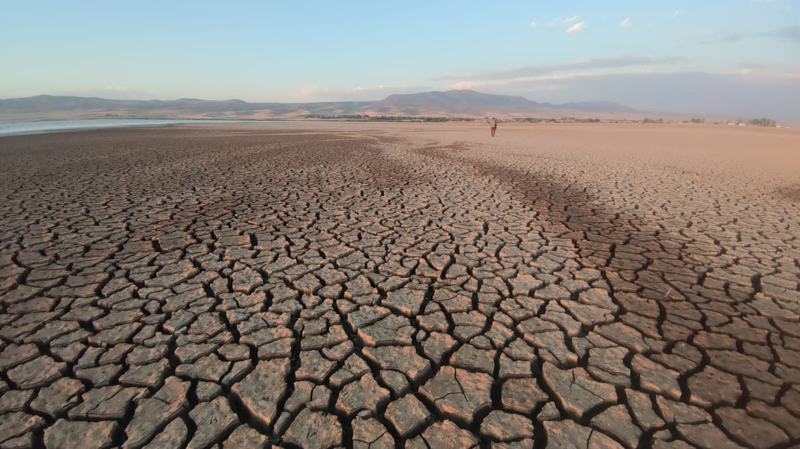 Erçek Gölü’ndeki çekilme tehlikeli seviyeye ulaştı