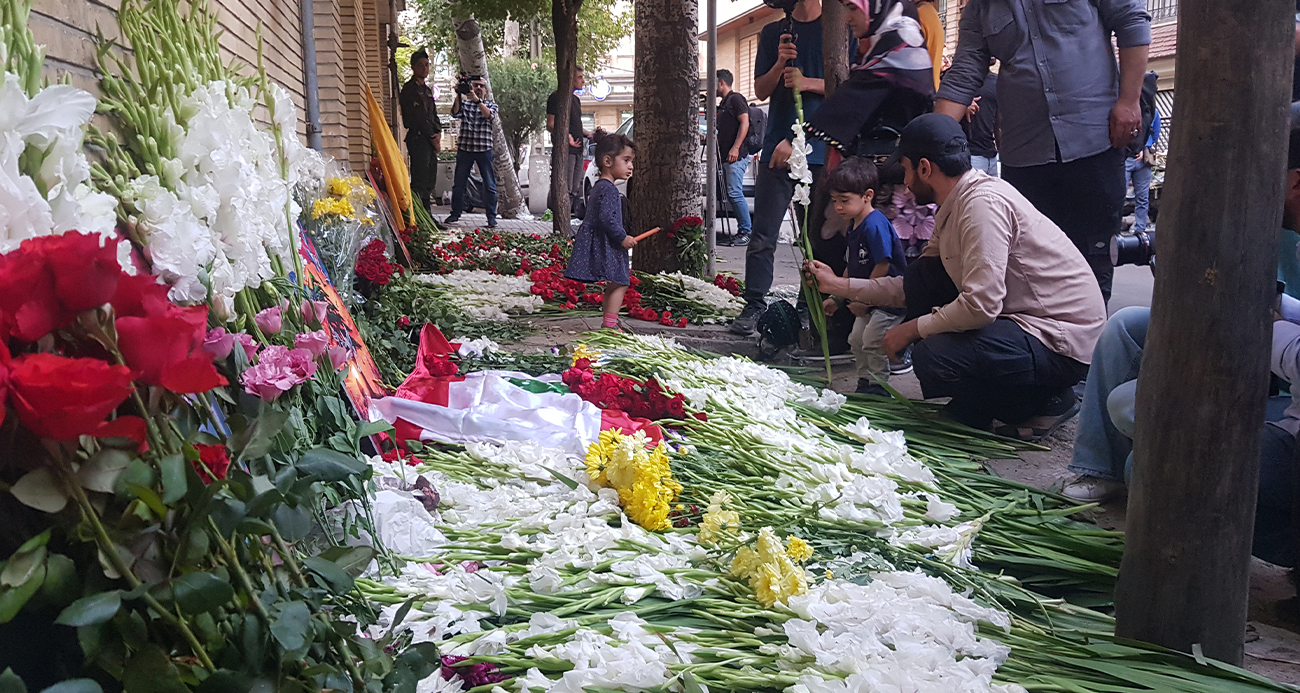 Lübnan’ın Tahran Büyükelçiliği önüne çiçek bırakıldı