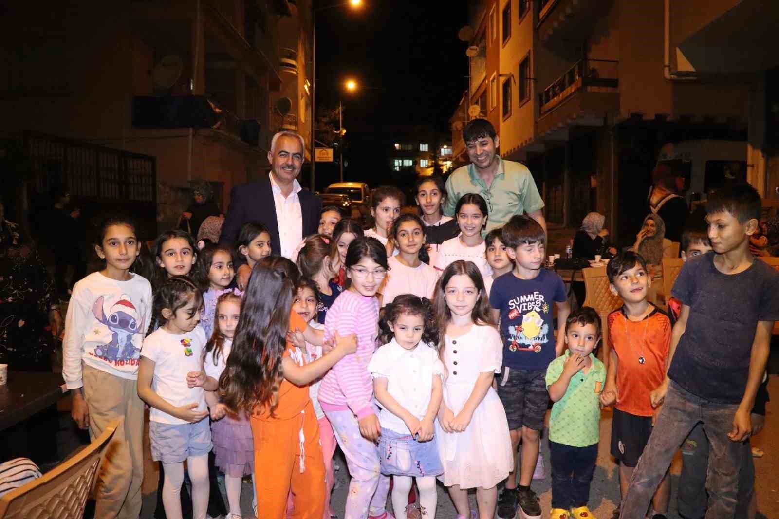 Minik futbolculara mahalleliden sevgi seli