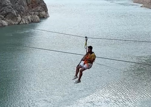 Muhteşem manza eşliğinde zipline yaparak klarnet çaldı