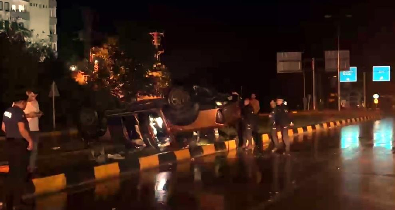 Yağmur kazaları da beraberinde getirdi: Aracın taklalar attığı anlar kamerada