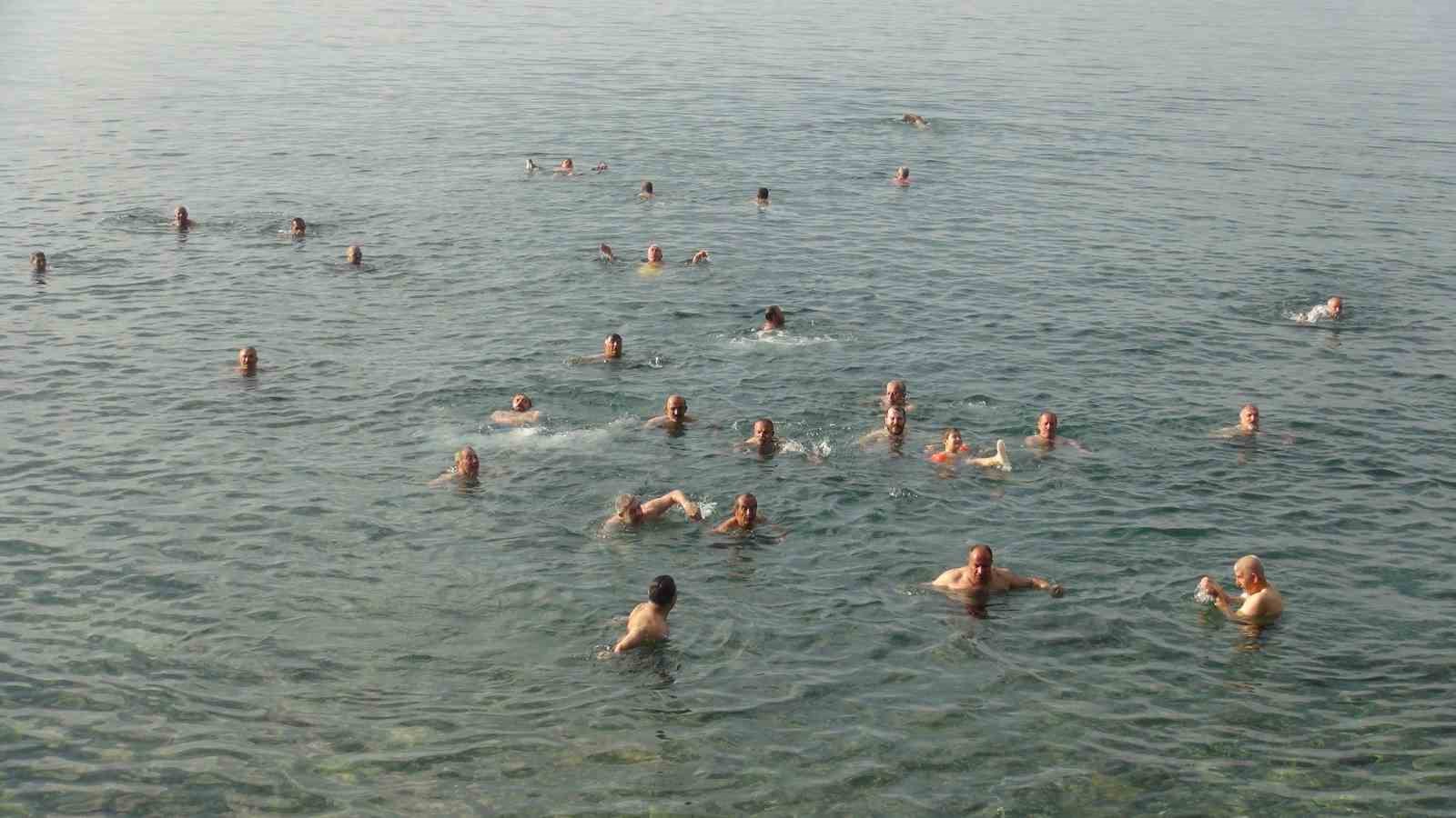 Sabahın erken saatlerinde Van Gölü’nde yüzüyorlar