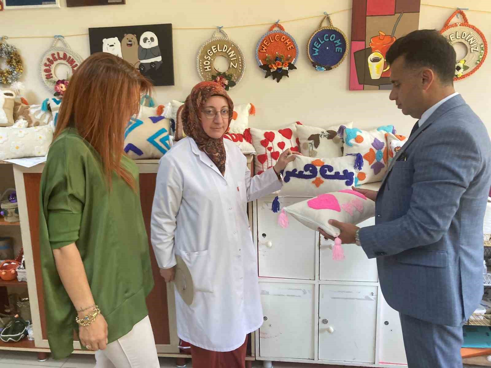 Sanatsal kurslarla sosyalleşiyorlar