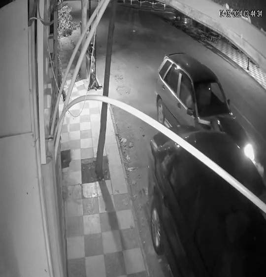 Seyir halindeki otomobil, park halindeki araca çarptı