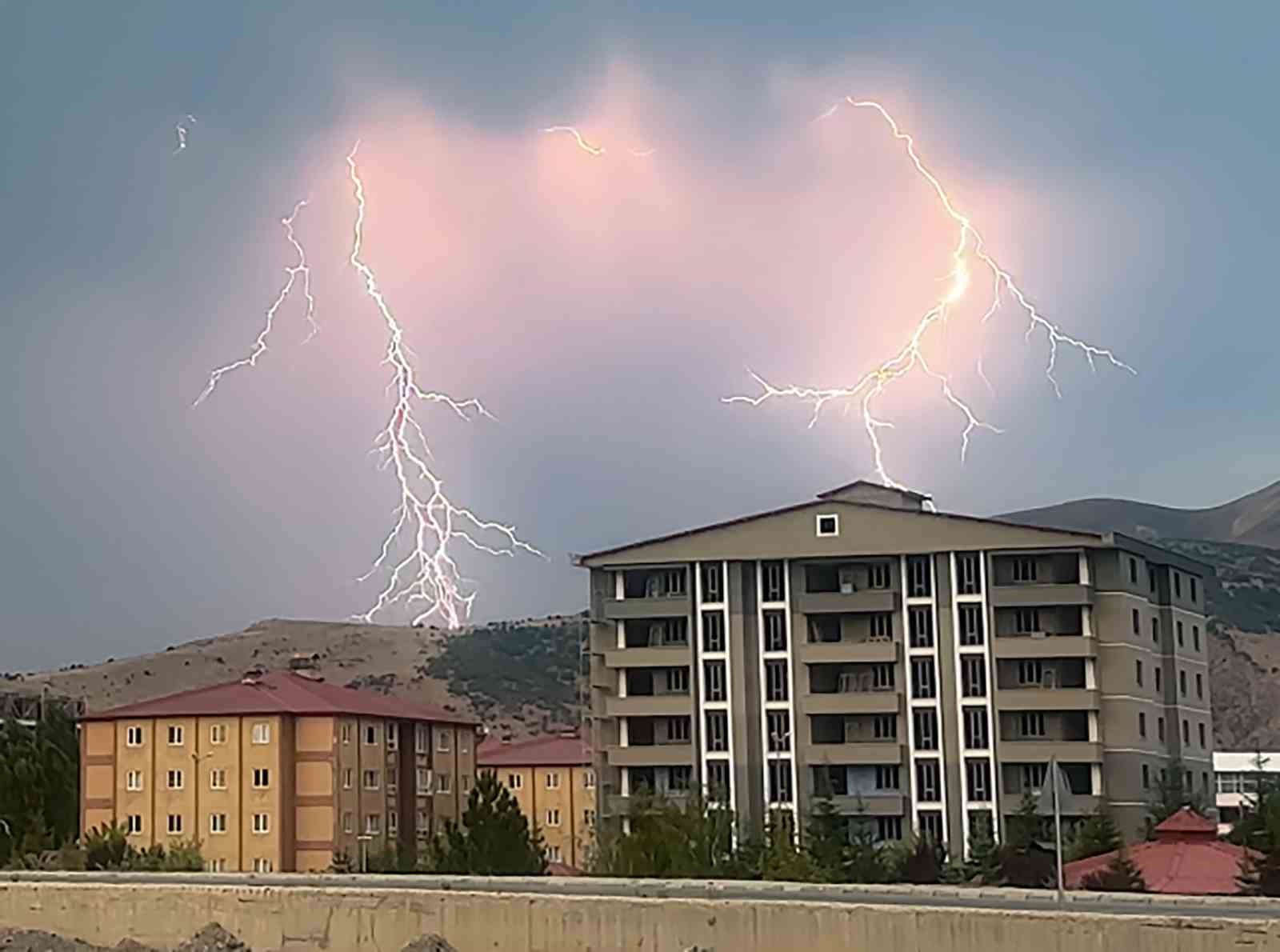 Şiddetli yağmur taşkınlara sebep oldu