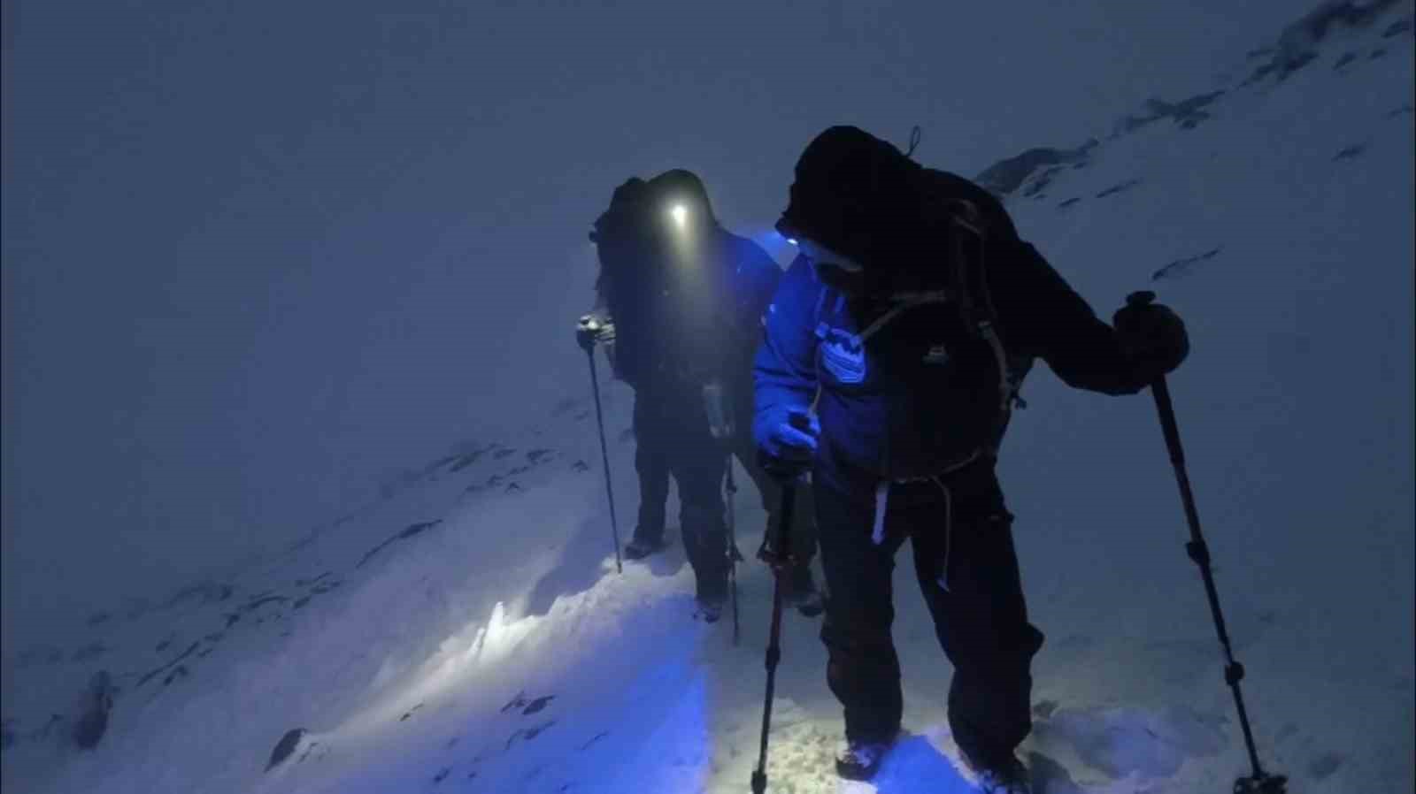 Sis ve fırtınaya rağmen zirve yaptılar