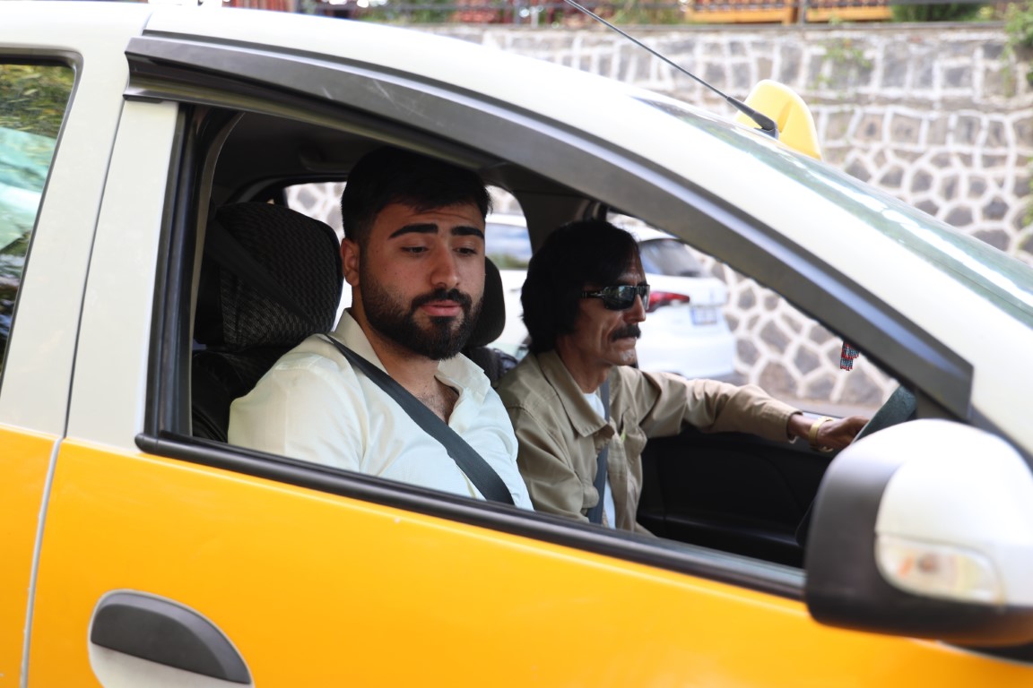 Bu taksiye binen yolcular, şoförün seslendirdiği şarkılar ile yolculuk yapıyor