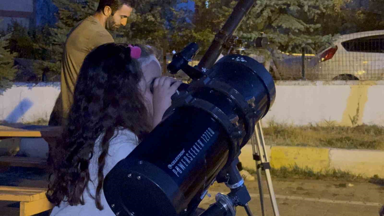 Tatvan’da minikler ayı ve gökyüzünü gözlemledi