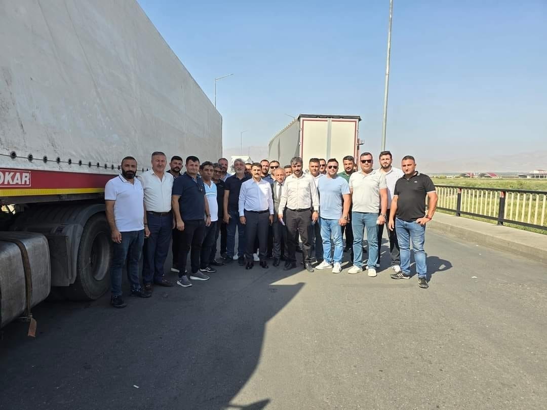 Tır şoförleri Gümrük Kapısı’nın giriş ve çıkışlarını kapattı