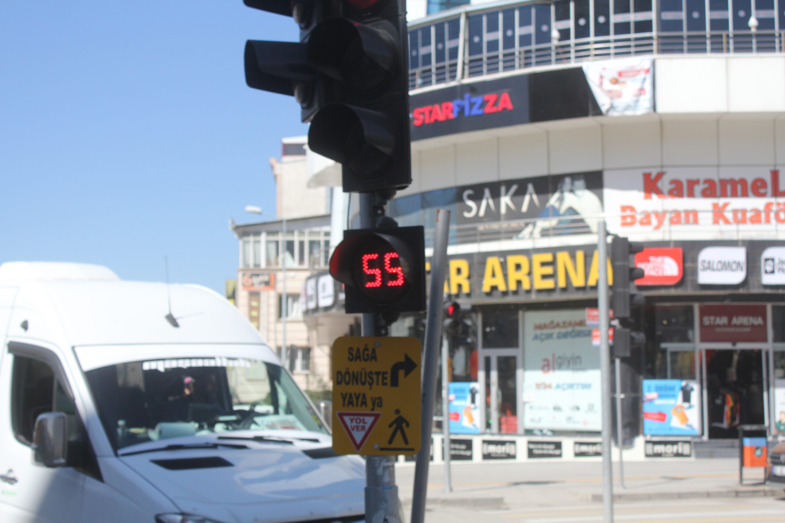 Uzun süre yanan kırmızı trafik ışıklarına Vanlı sürücülerden tepki!