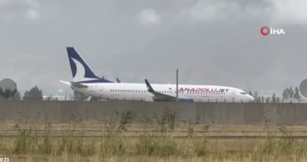 Hakkari’de Anadolujet uçağı pistten çıktı