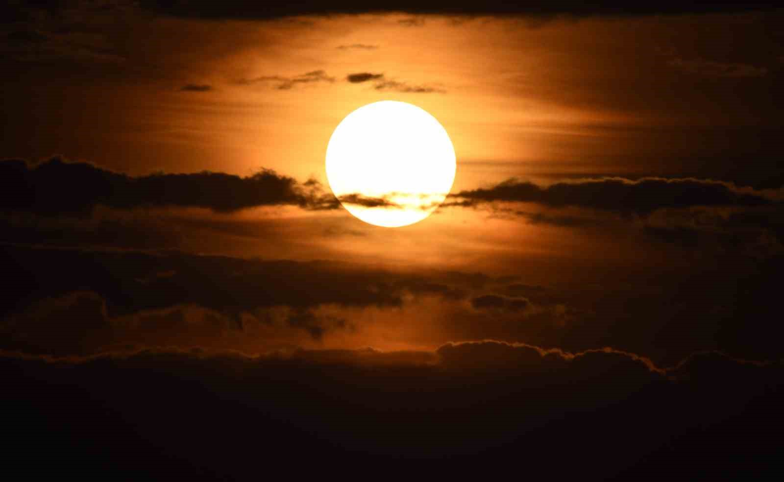 Van Gölü üzerinde yükselen Süper Ay görenleri hayran bıraktı