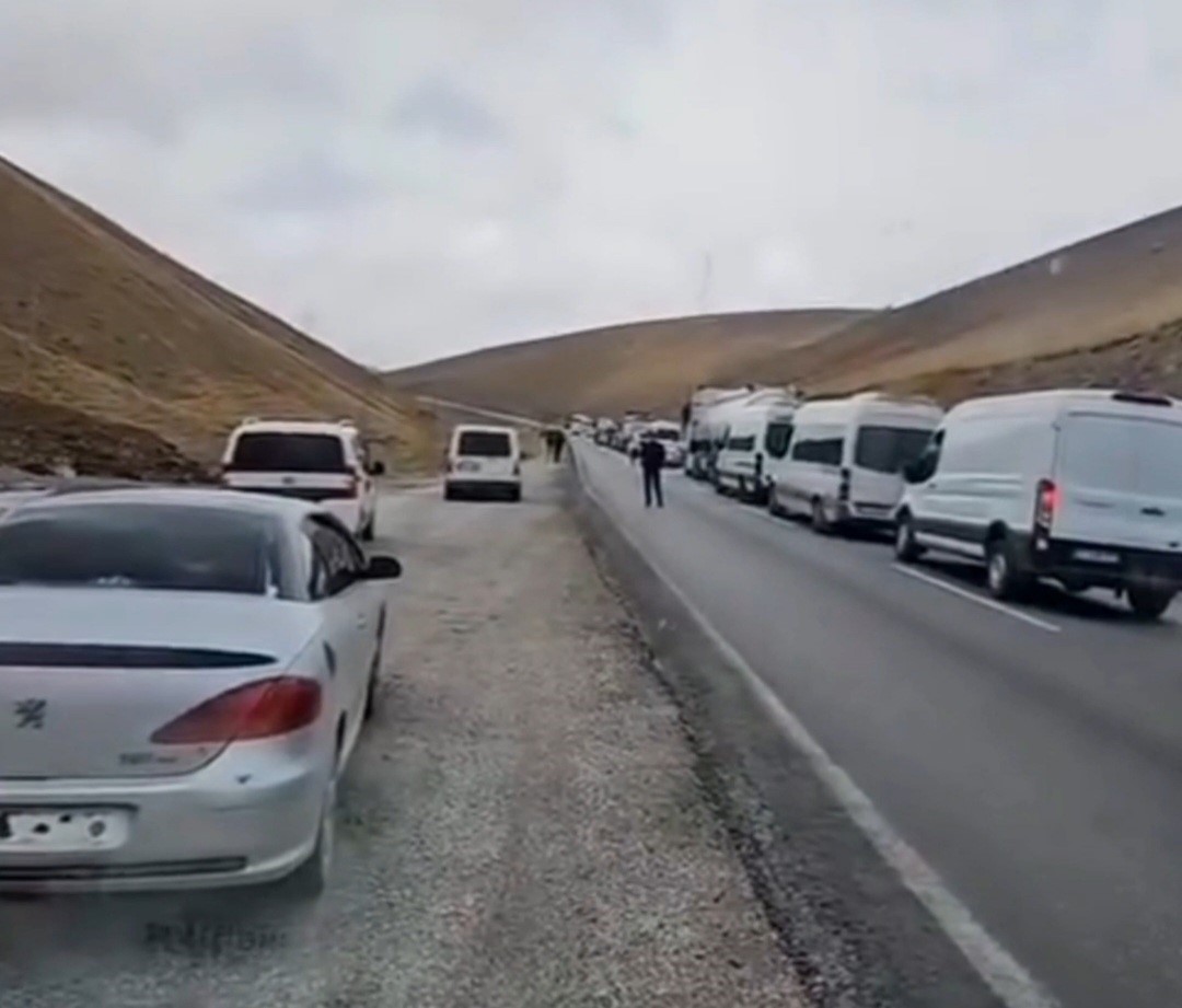 Van-Hakkari karayolunda 2 tır çarpıştı, yol 2 saat ulaşıma kapandı