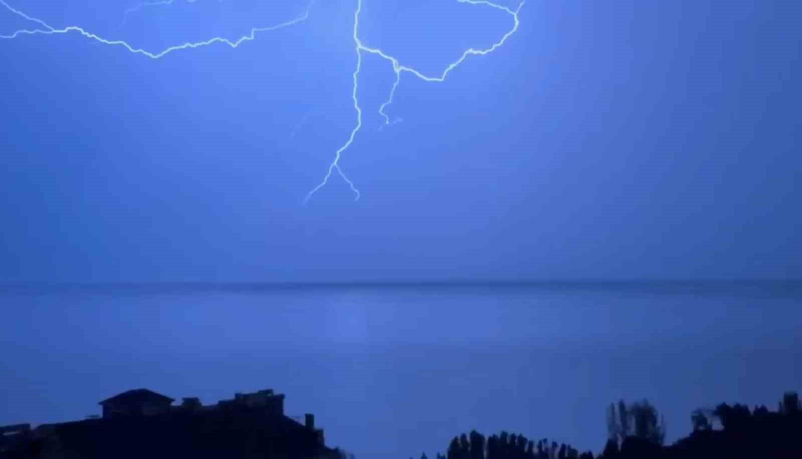 Van’da çakan şimşekler geceyi gündüze çevirdi