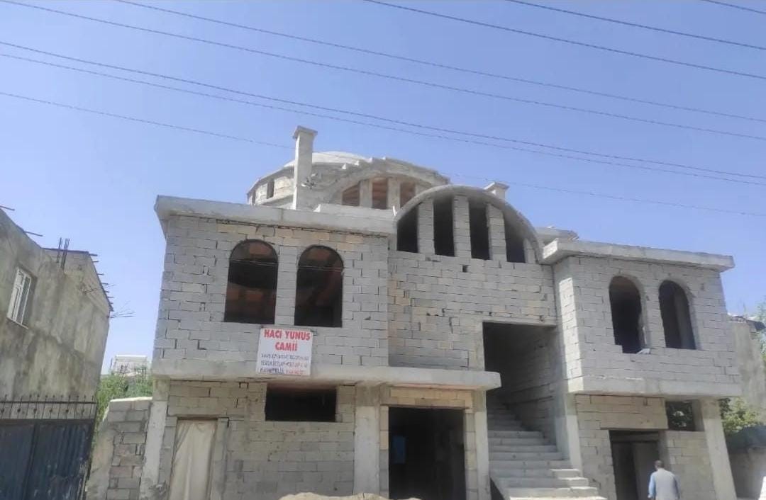 Van’da  depremden etkilenen caminin inşaatı yarım kaldı