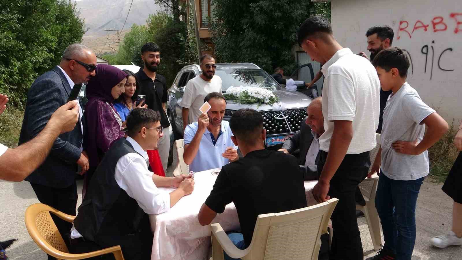 Van’da düğün konvoyunun önü pişti masasıyla kesildi