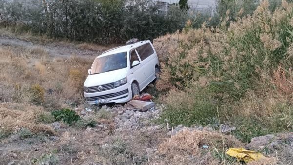 Van’da el freni çekilmeyen araç kaza yaptı