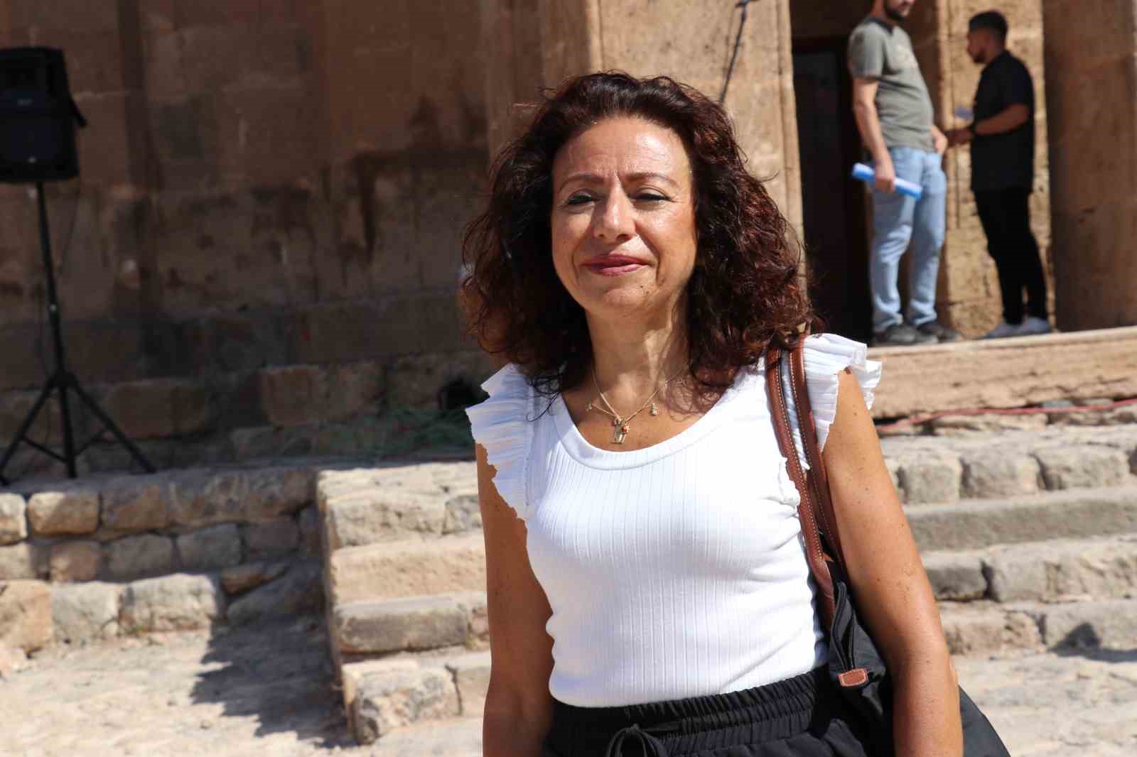 Van’da ismini aldığı Akdamar Adası’nı ilk defa gören Ermeni asıllı kadın gözyaşlarına hakim olamadı