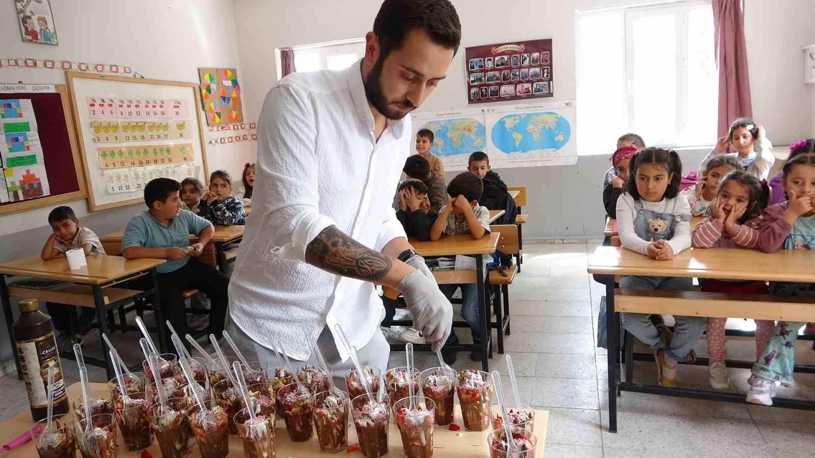 Van’da köy köy dolaşarak çocukları waffle ile buluşturuyor