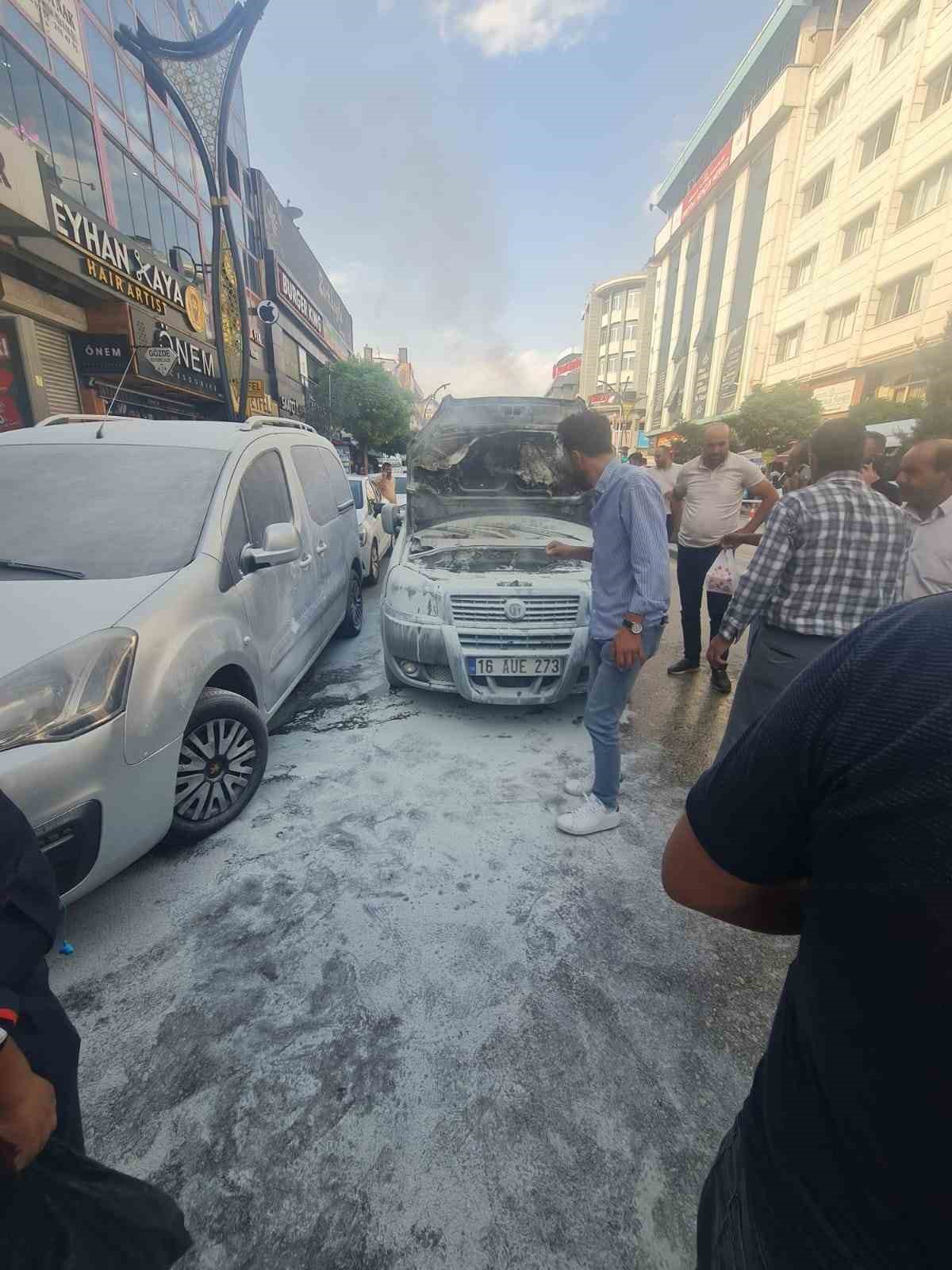 Van’da seyir halindeki araç alev aldı