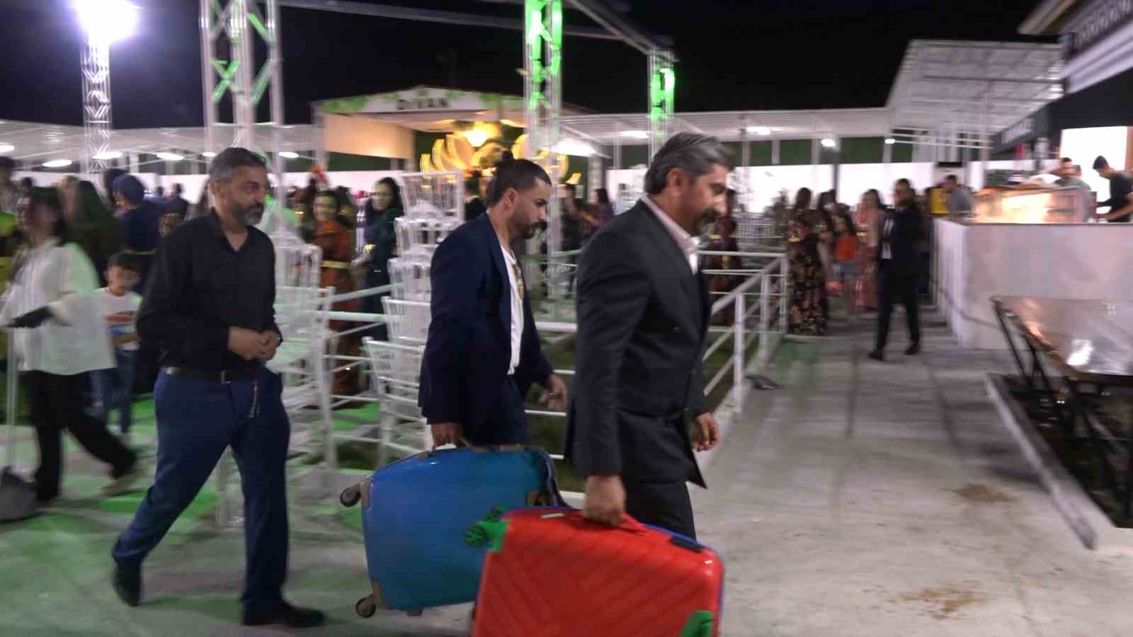 Van’da yapılan aşiret düğününde geline 2 kilo altın, damada 15 milyon TL takıldı