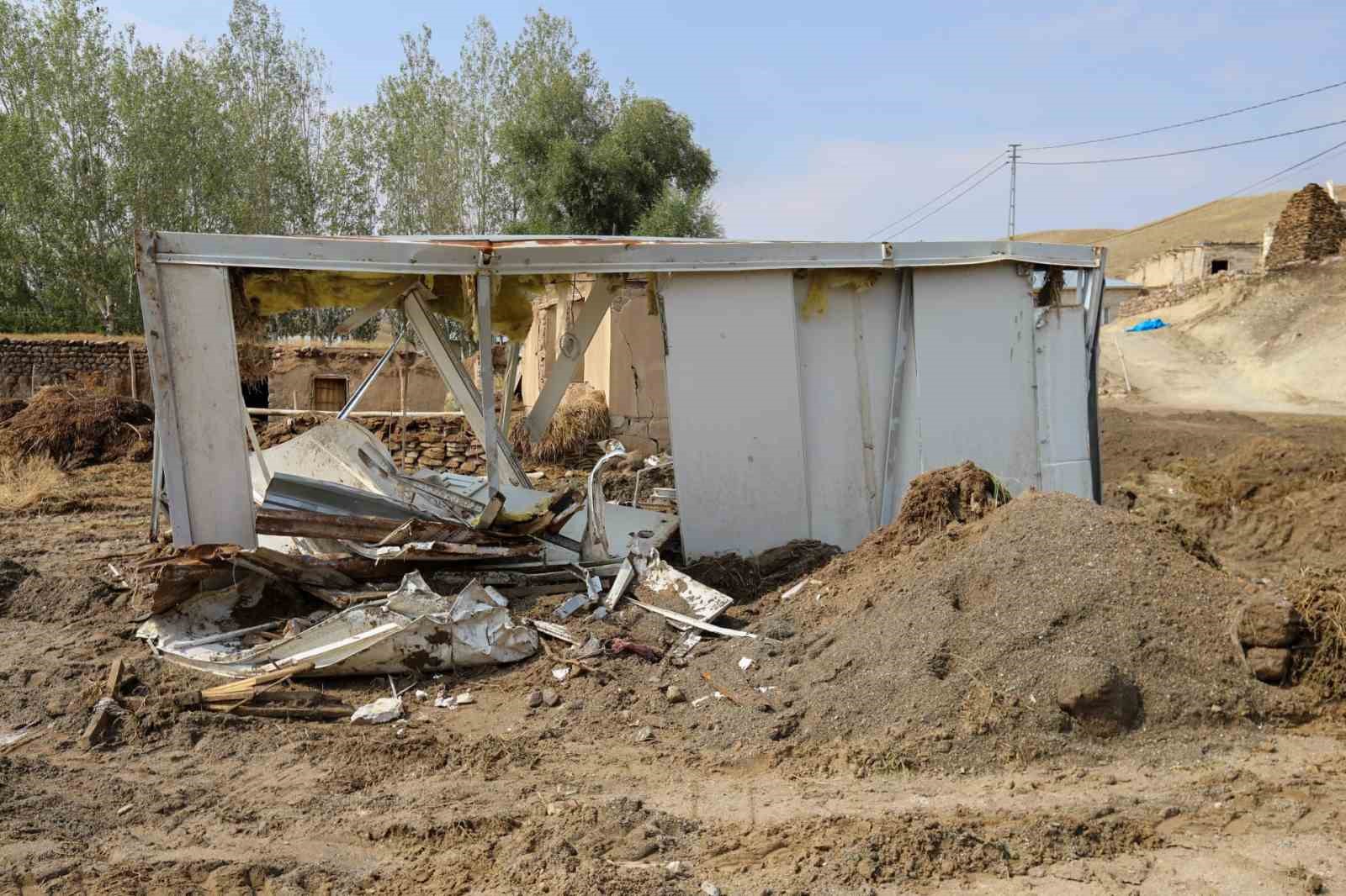 Vanlı genç kız selde sürüklenen konteynerden son anda kurtuldu