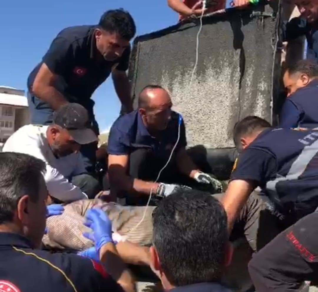 Van’da inşaat işçisinin ayağı beton pompasına sıkıştı