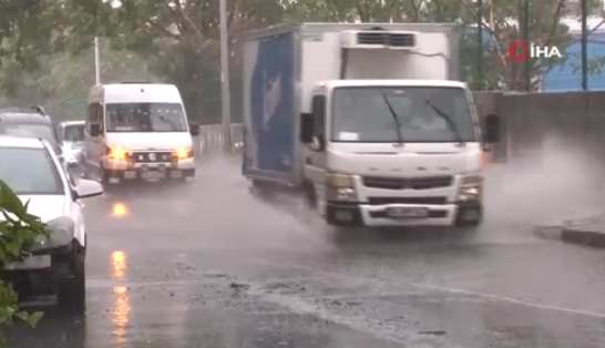 Aniden bastıran yağış sürücülere zor anlar yaşattı