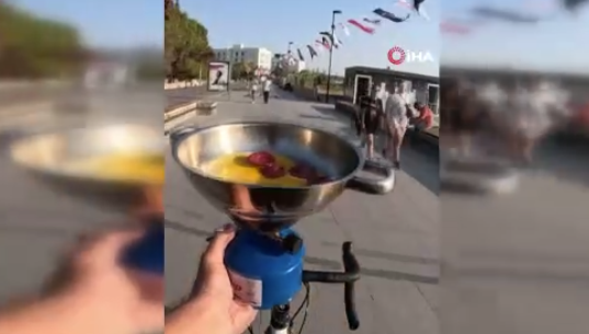 Bisiklet sürerken sucuklu yumurta keyfi yaptı
