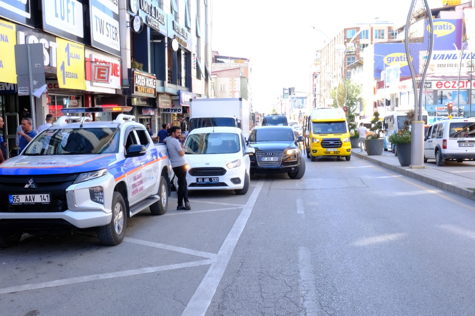 Van’da zabıta ekiplerinin pes dedirten görüntüleri